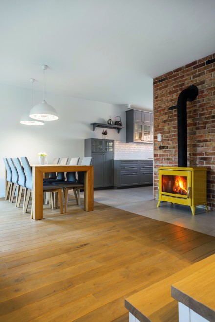 Materiał stosowany do produkcji pieców kominkowych determinuje ich styl i wygląd. Modele wykonane ze stali są z reguły oszczędne w formie. Piece żeliwne charakteryzują się natomiast bardziej dekoracyjnymi korpusami i nóżkami.